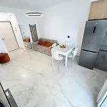 Апартаменты Pizza House Qerret 1 Min To Голем