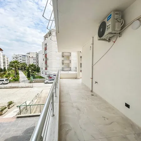 Shqiponja Lägenhet Golem (Tirana)