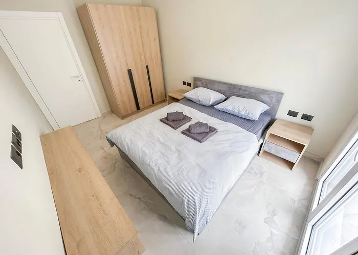 Shqiponja * Golem (Tirana)