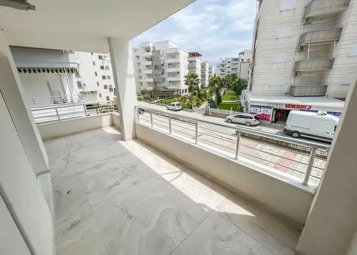 Shqiponja * Golem (Tirana)